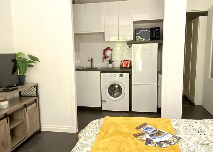 Studio Balcon, Centre Ville, Proximite Plages, Commerces, Restaurants, Musees...