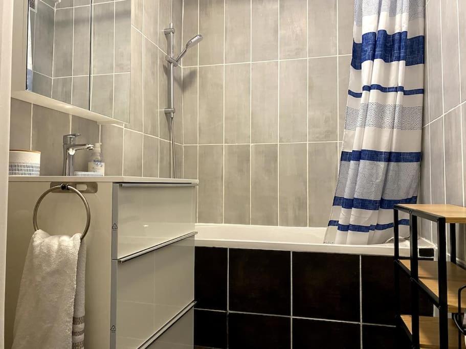 Appartement Balcon, Centre Ville, Proximite Plages, Commerces, Restaurants, Musees... *
