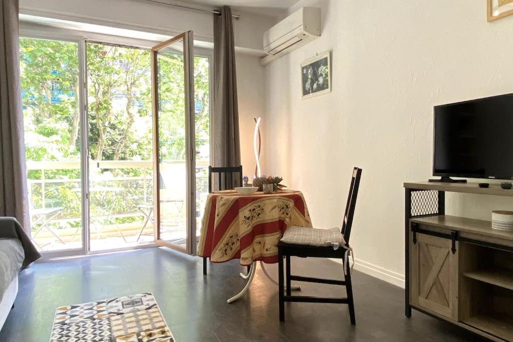 Appartement Balcon, Centre Ville, Proximite Plages, Commerces, Restaurants, Musees...
